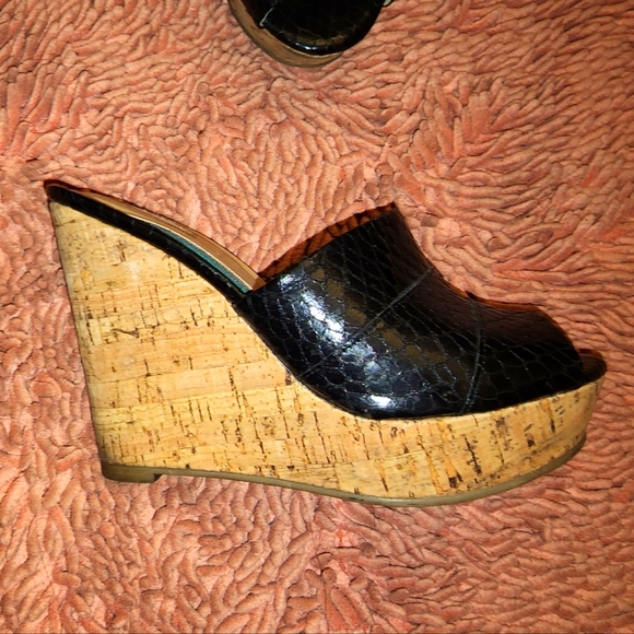 Thalia Sodi Platform - Picture 1 of 3